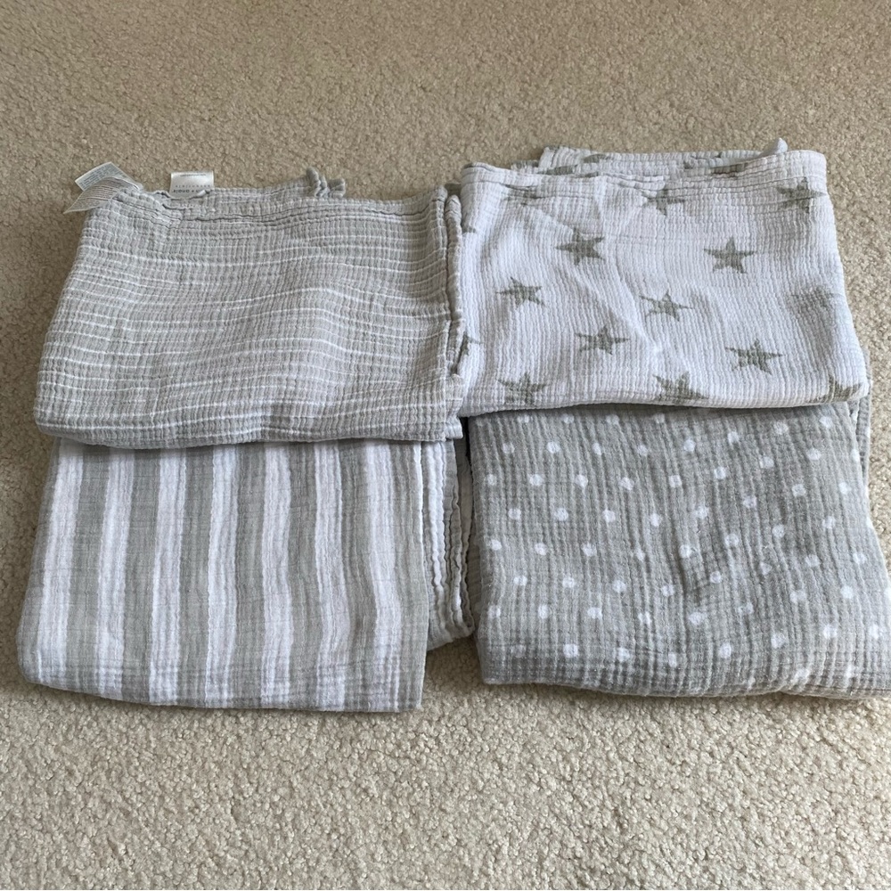 Bundle of 4 neutral swaddles ☀️3/$12☀️